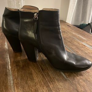 Beautiful leather booties with heel-size 8
